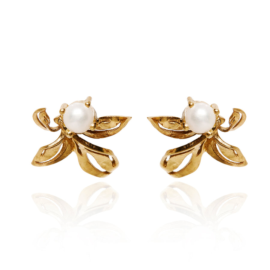 The Pearl Sea Flower Studs