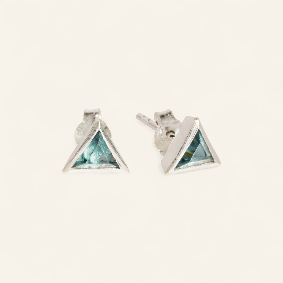 THE SUMMER TRIANGULAR STUDS IN SILVER