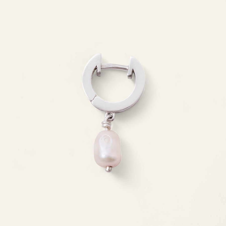 Medium Pearl Charm Huggie in Silver(Single)