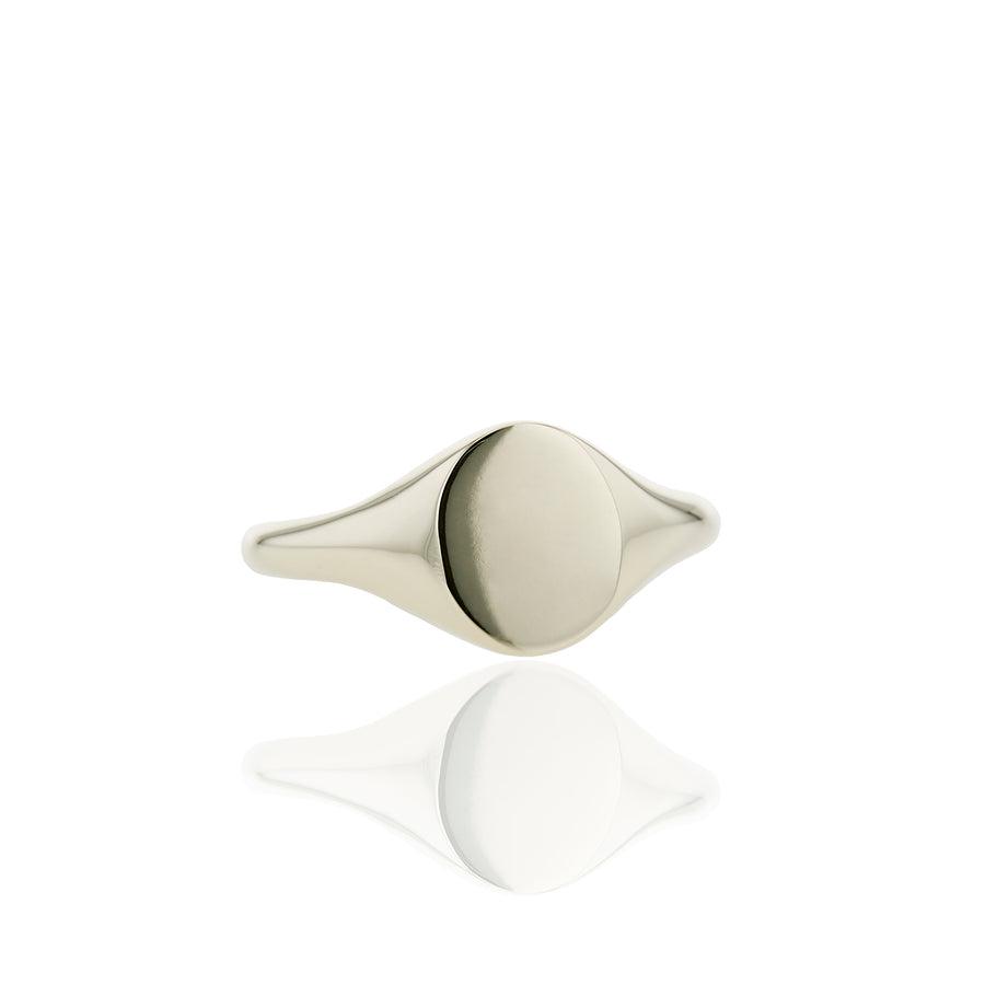 The Petite Oval Signet Ring in 9KT Gold