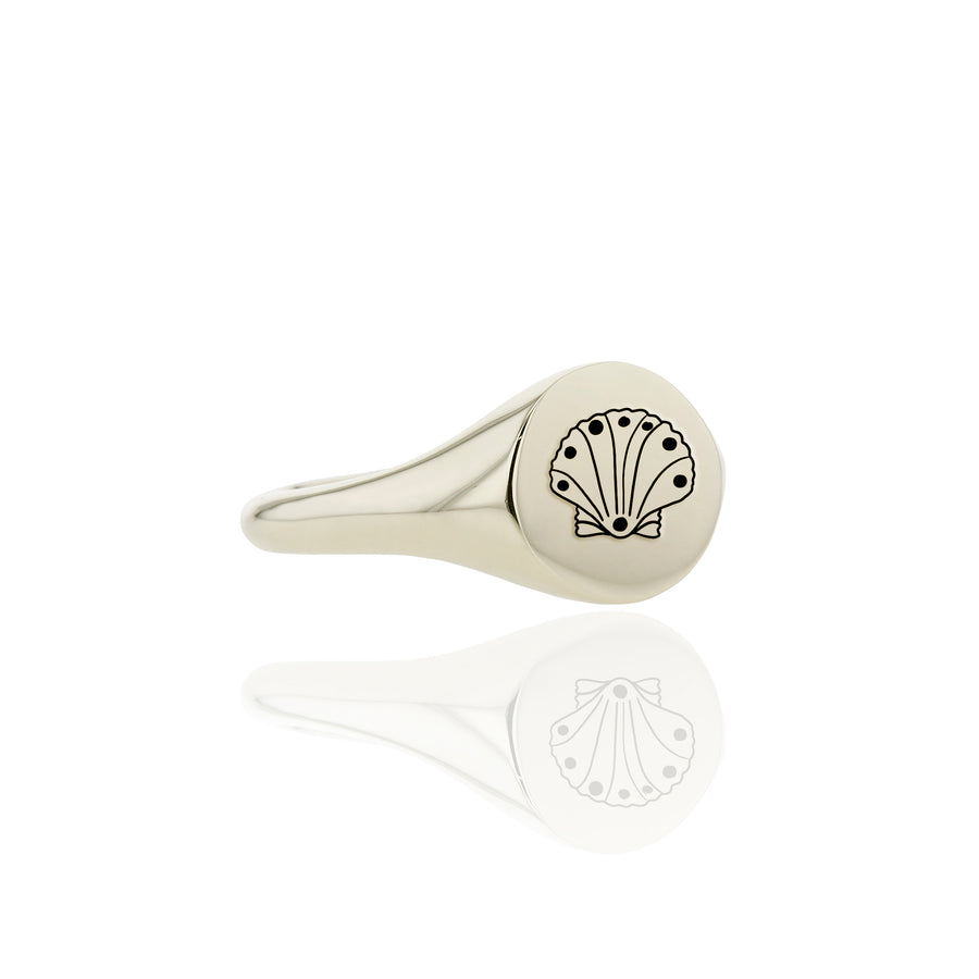 The Scallop's Chunky Signet Ring in Gold