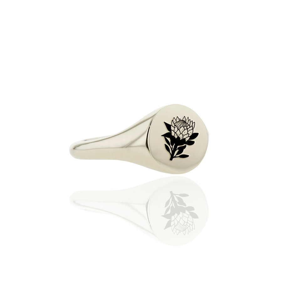 The Protea's Chunky Signet Ring in Gold