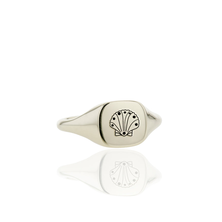 The Scallop's Slim Signet Ring in Gold